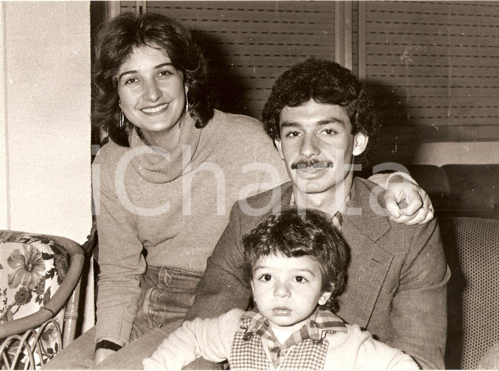 Fotografia d epoca originale 1982 CIPRO Calcio MONDIALI Yannis YANGOUDAKIS con moglie e figlio Fotografia 1
