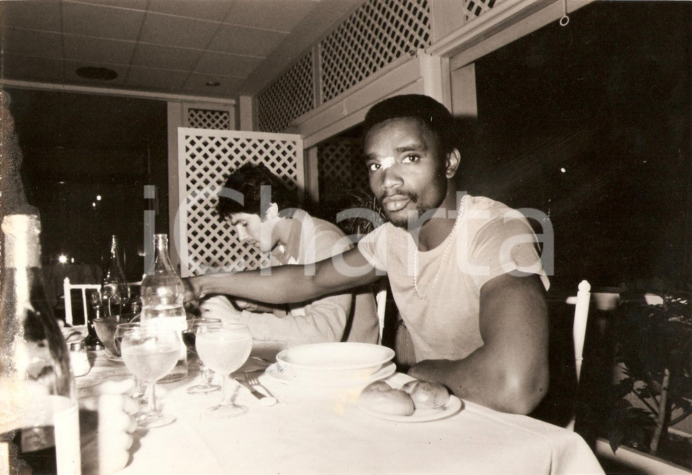 Fotografia d epoca originale 1980 ca SPAGNA Calcio REAL MADRID Laurie CUNNINGHAM a cena Ritratto Fotografia 1