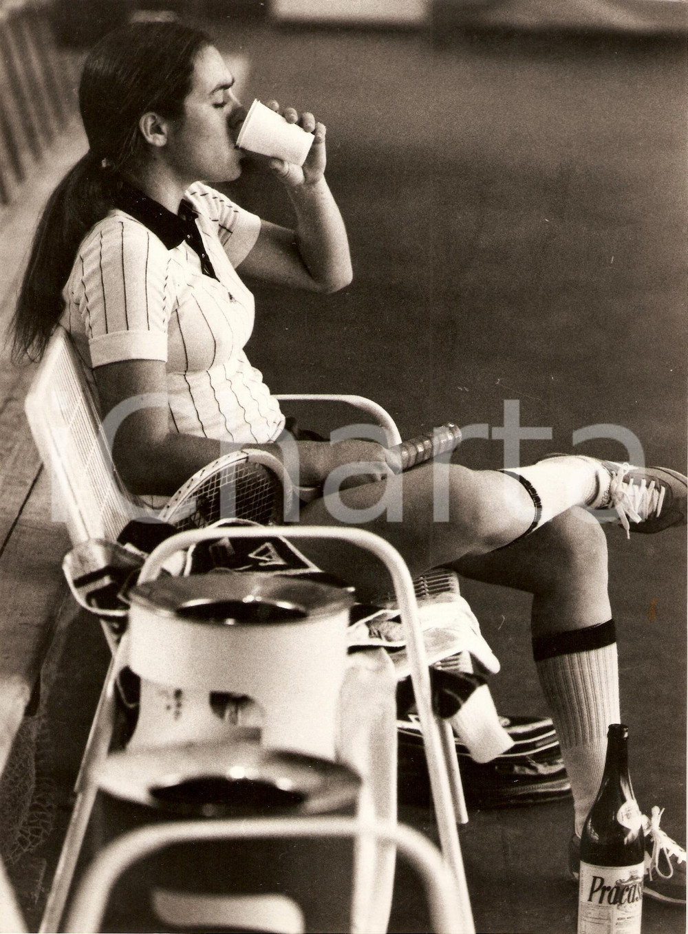 Fotografia d epoca originale 1980 ca TENNIS Sabina SIMMONDS beve Acqua PRACASTELLO Fotografia 1