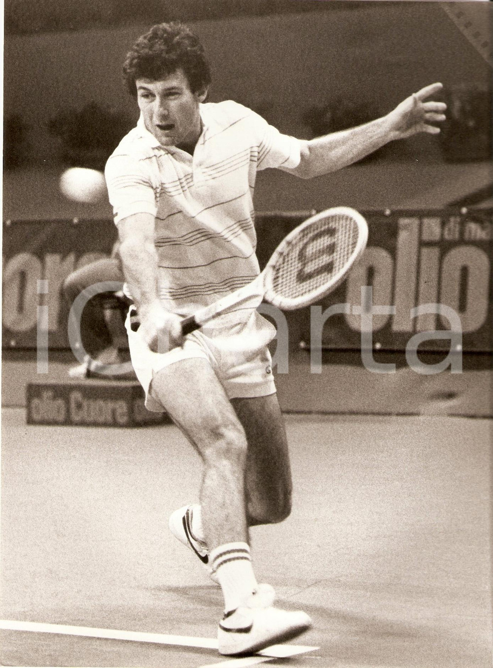 Fotografia d epoca originale 1982 MILANO Cuore Tennis Cup Bill SCANLON durante un servizio OLIO CUORE Foto 1