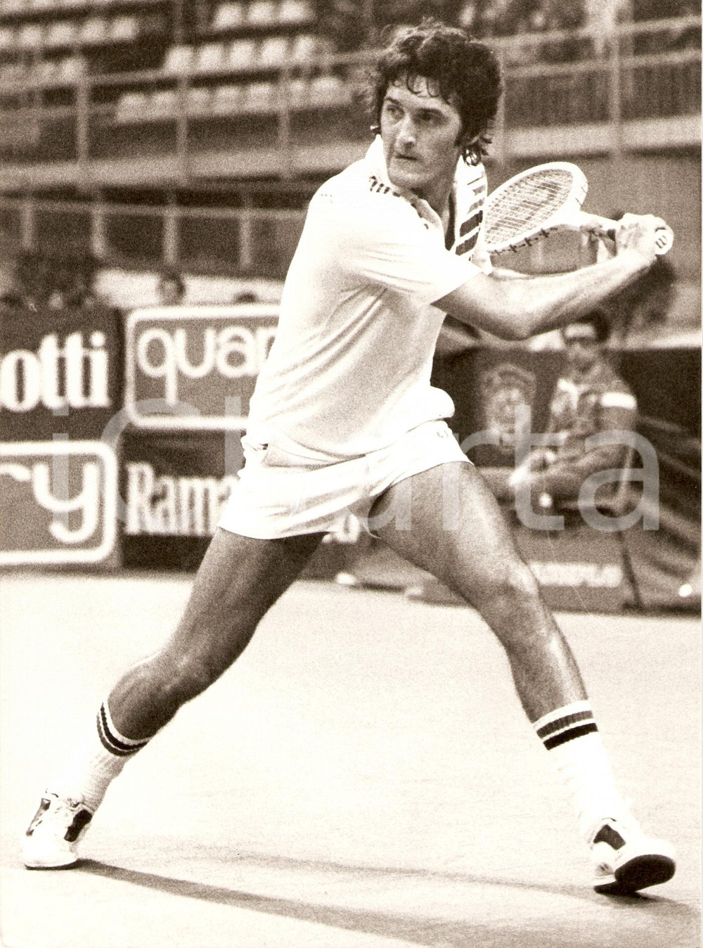Fotografia d epoca originale 1980 ca SPAGNA Tennis RAMAZZOTTI CUP JosÃ© HIGUERAS durante un match Fotografia 1