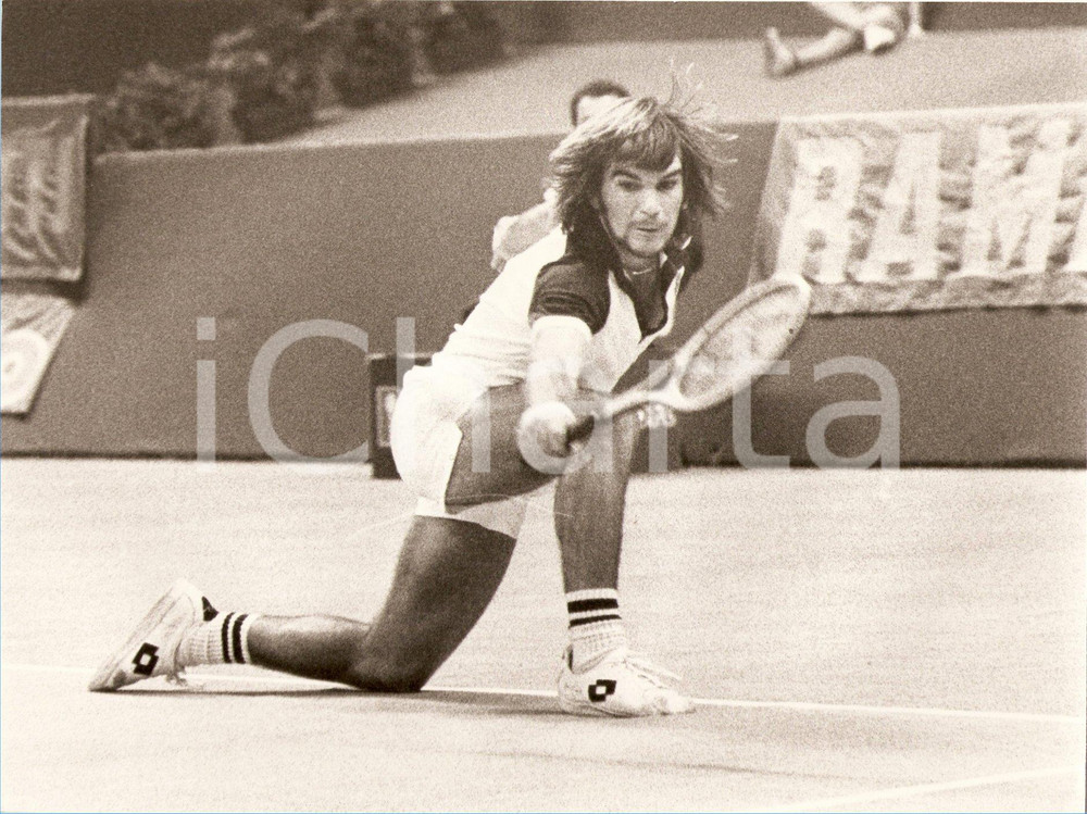 Fotografia d epoca originale 1980 ca SUDAFRICA Tennis Rovescio di Johan KRIEK durante match Fotografia 1
