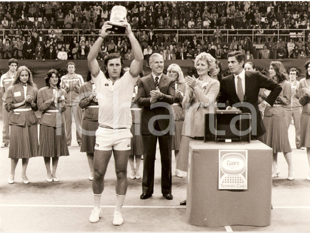 Fotografia d epoca originale 1982 MILANO Cuore Tennis Cup Guillermo VILAS stringe il trofeo OLIO CUORE Foto 1