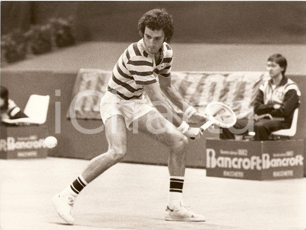 Fotografia d epoca originale 1980 circa ARGENTINA Tennis JosÃ© Luis CLERC durante match Sponsor BANCROFT Foto 1