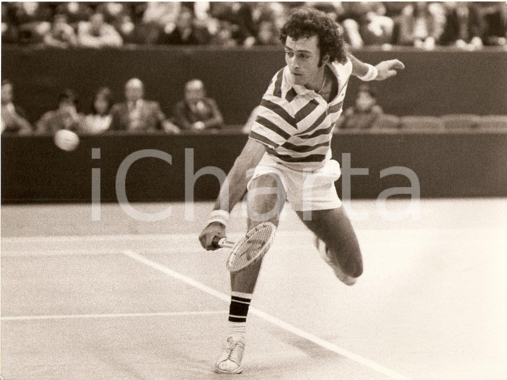 Fotografia d epoca originale 1980 circa ARGENTINA Tennis JosÃ© Luis CLERC risponde a un lancio Fotografia 1