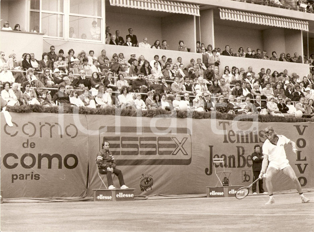 Fotografia d epoca originale 1980 ca SVEZIA Tennis Bjorn BORG durante un match Sponsor ELLESSE Fotografia 1