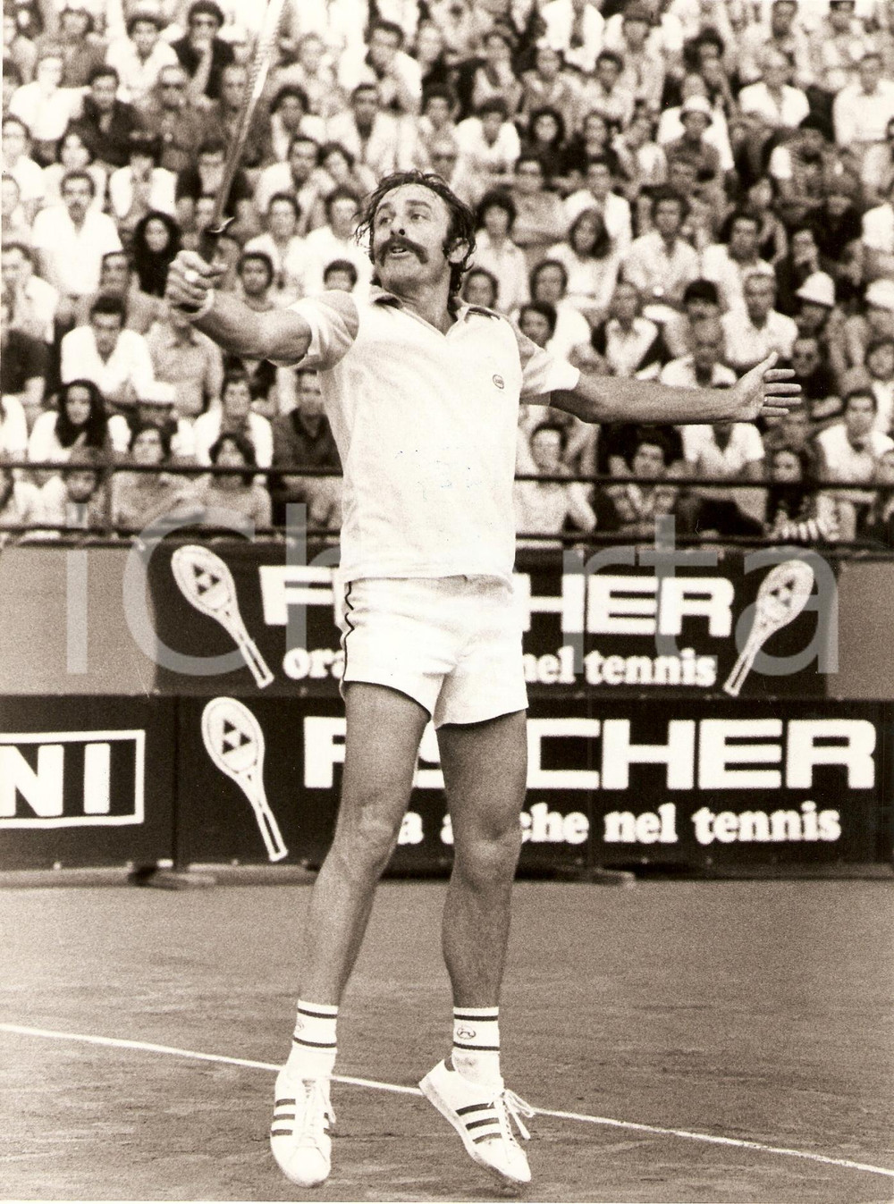 Fotografia d epoca originale 1975 ca AUSTRALIA Tennis John NEWCOMBE durante un incontro Sponsor FISCHER Foto 1