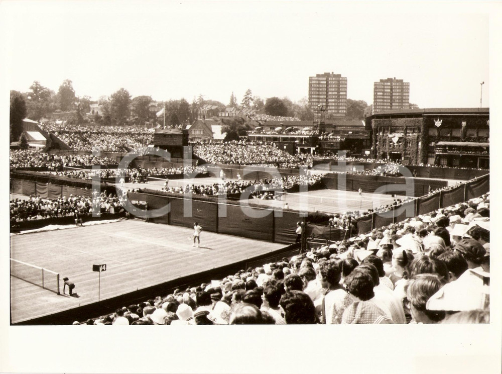 Fotografia d epoca originale 1980 ca INGHILTERRA Tennis WIMBLEDON pubblico assiste ai match Panoramica Foto 1