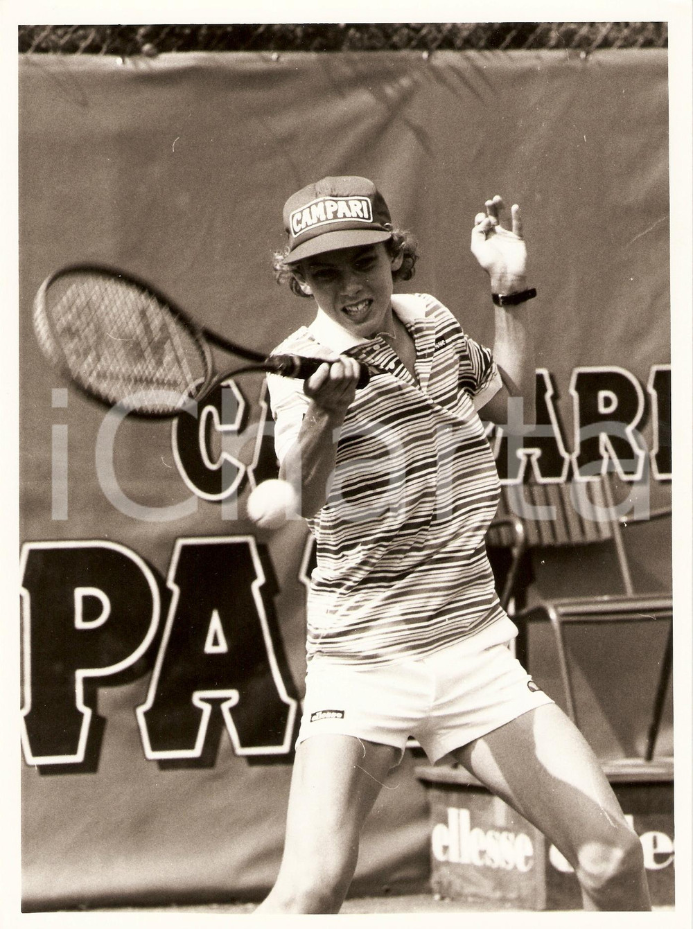 Fotografia d epoca originale 1985 ca BRASILE Tennis Jaime ONCINS durante un match Sponsor CAMPARI Fotografia 1