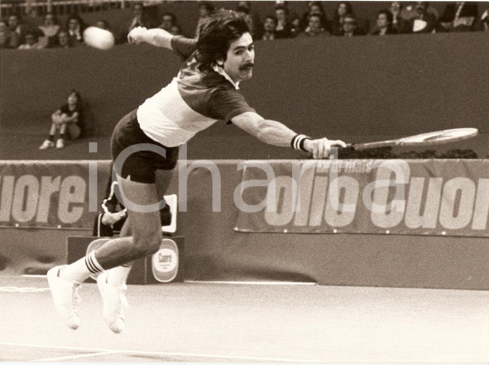 Fotografia d epoca originale 1982 MILANO Cuore Tennis Cup Raul RAMIREZ durante un incontro Fotografia 1