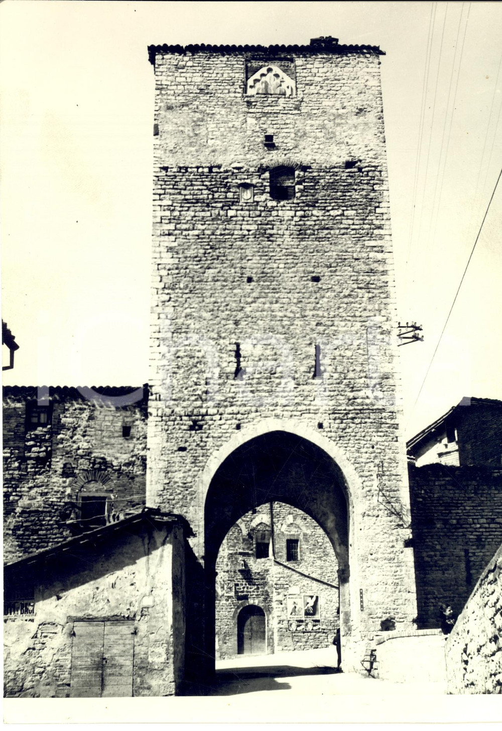 Fotografia d epoca originale 1970 ca GUBBIO PG Torre di PORTA ROMANA con manifesti pubblicitari Foto 1