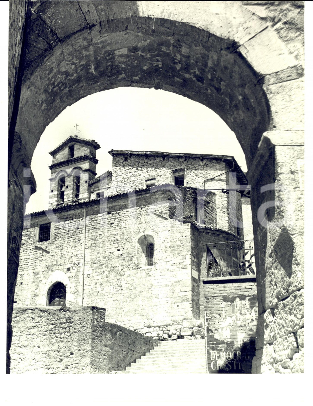 Fotografia d epoca originale 1970 ca GUBBIO PG Chiesa SAN MARZIALE con manifesto DEMOCRAZIA CRISTIANA Foto 1