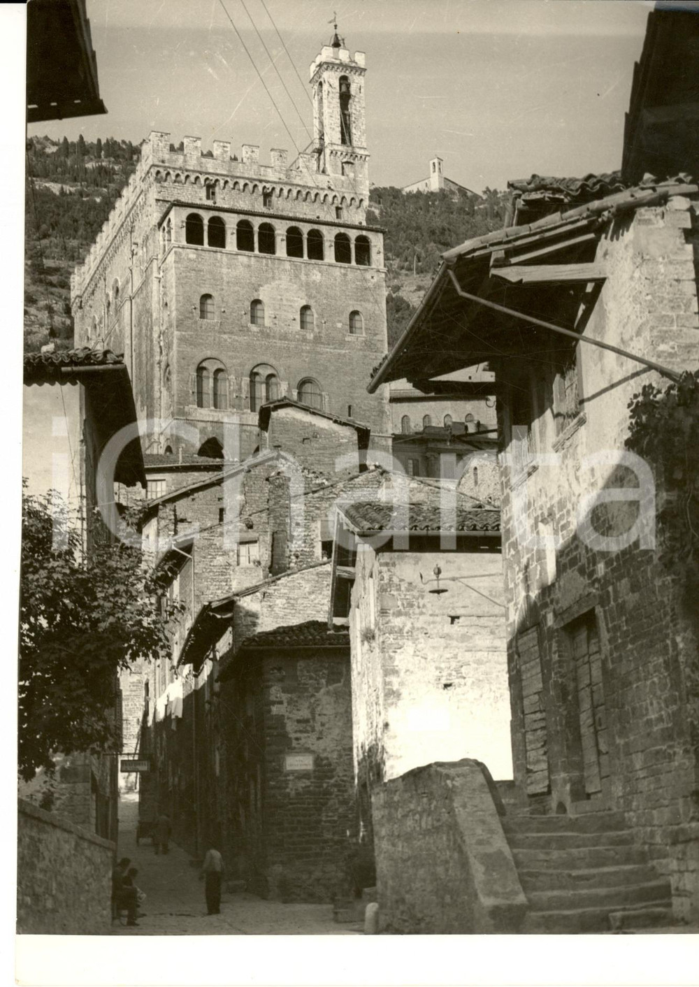 Fotografia d epoca originale 1970 ca GUBBIO PG La salita al PALAZZO DEI CONSOLI Foto artistica 1