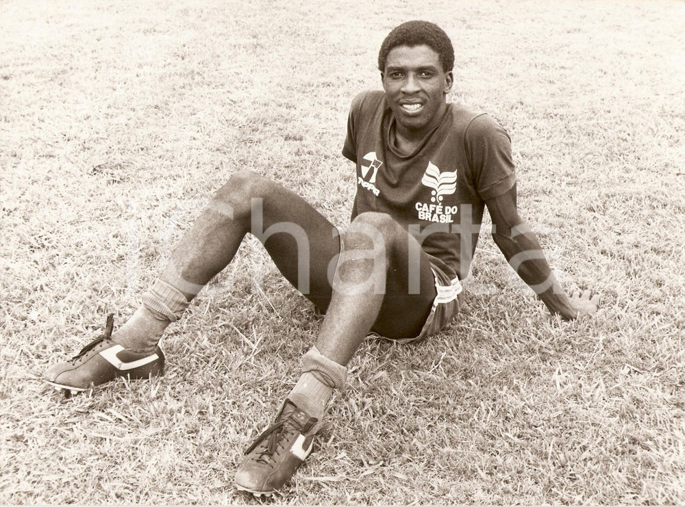 Fotografia d epoca originale 1980 ca CALCIO Paulo ISIDORO riposa dopo allenamento BRASILE  Foto 1 1