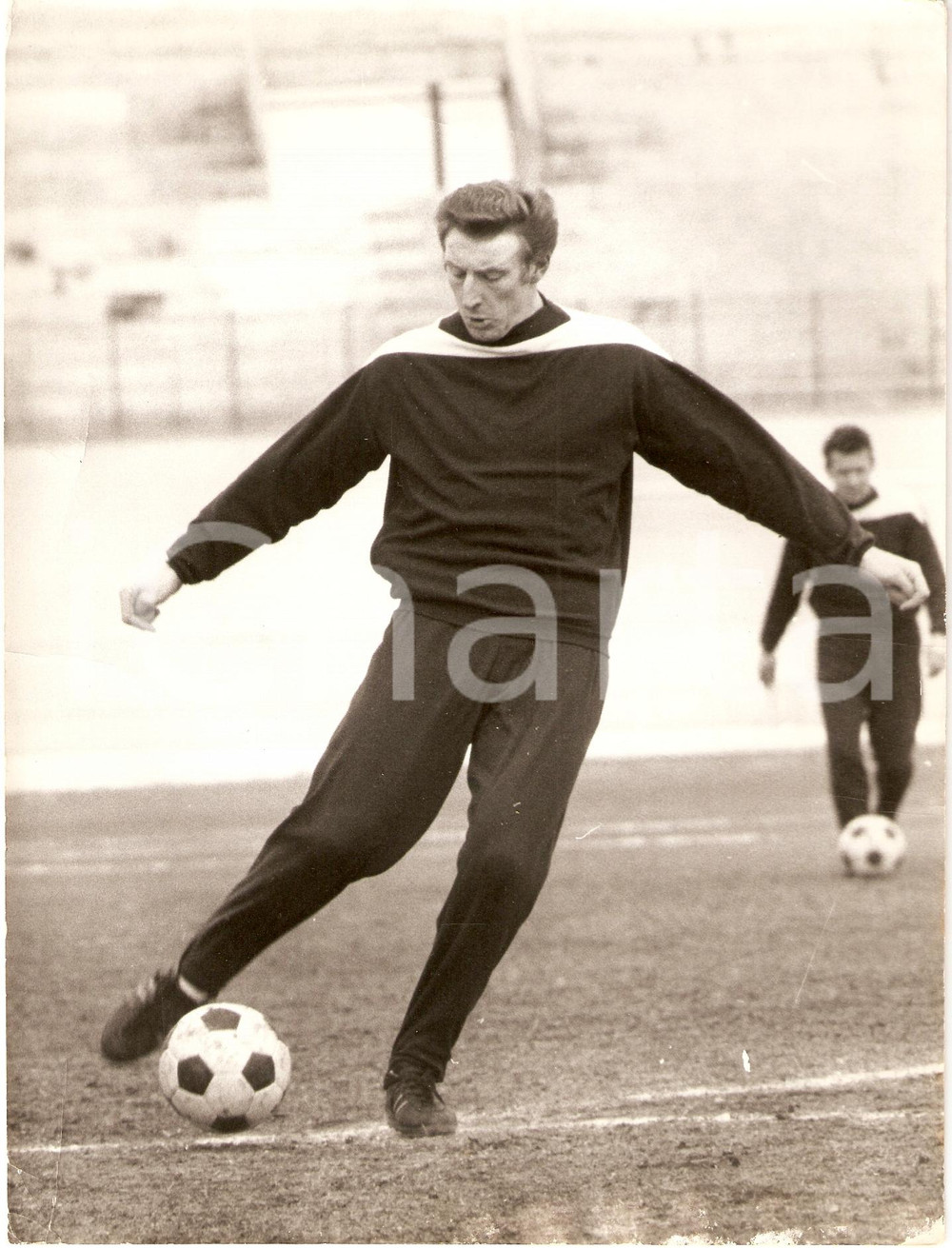 Fotografia d epoca originale 1970 ca SCOZIA Calcio NAZIONALE Tommy GEMMELL si allena SCOTLAND Fotografia 1