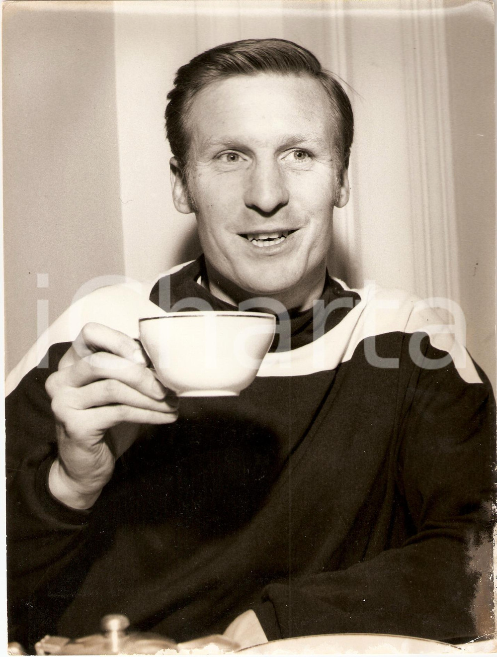 Fotografia d epoca originale 1970 ca SCOZIA Calcio NAZIONALE Billy MCNEILL fa colazione SCOTLAND Fotografia 1