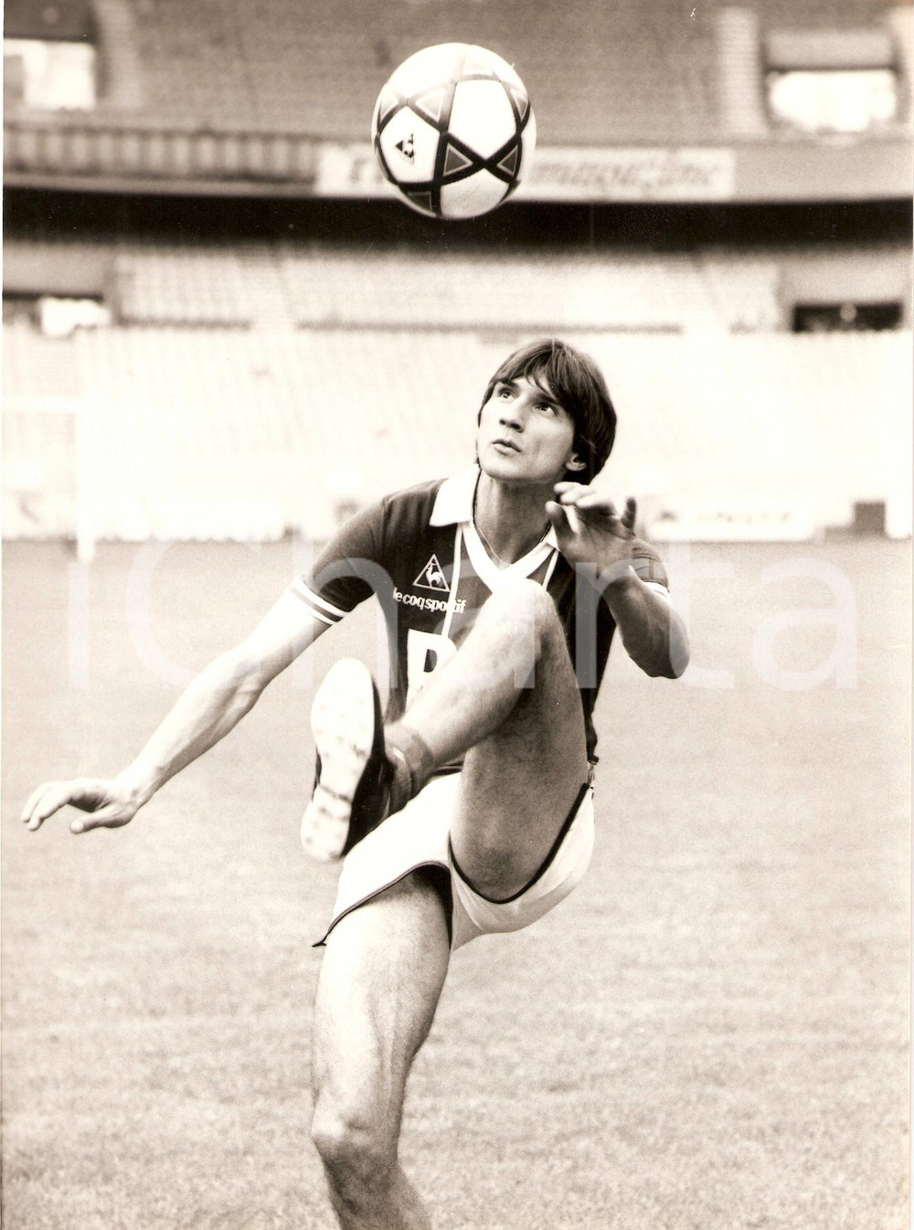 Fotografia d epoca originale 1981 PARIS SAINTGERMAIN Calcio FRANCIA Ivica SURJAK palleggia Fotografia 1