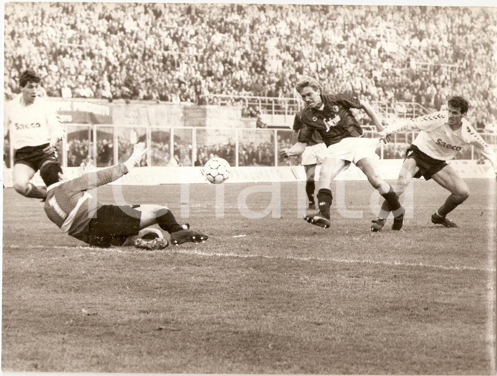 Fotografia d epoca originale 1988 CAMPIONATO Calcio BOLOGNA  PISA Massimo BONINI strattonato fa gol Foto 1