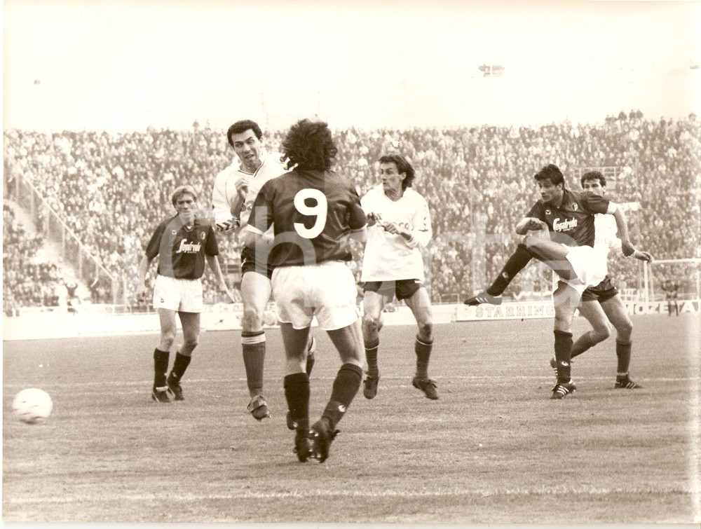 Fotografia d epoca originale 1988 CAMPIONATO Calcio BOLOGNA  PISA Giuseppe LORENZO tira in porta Fotografia 1
