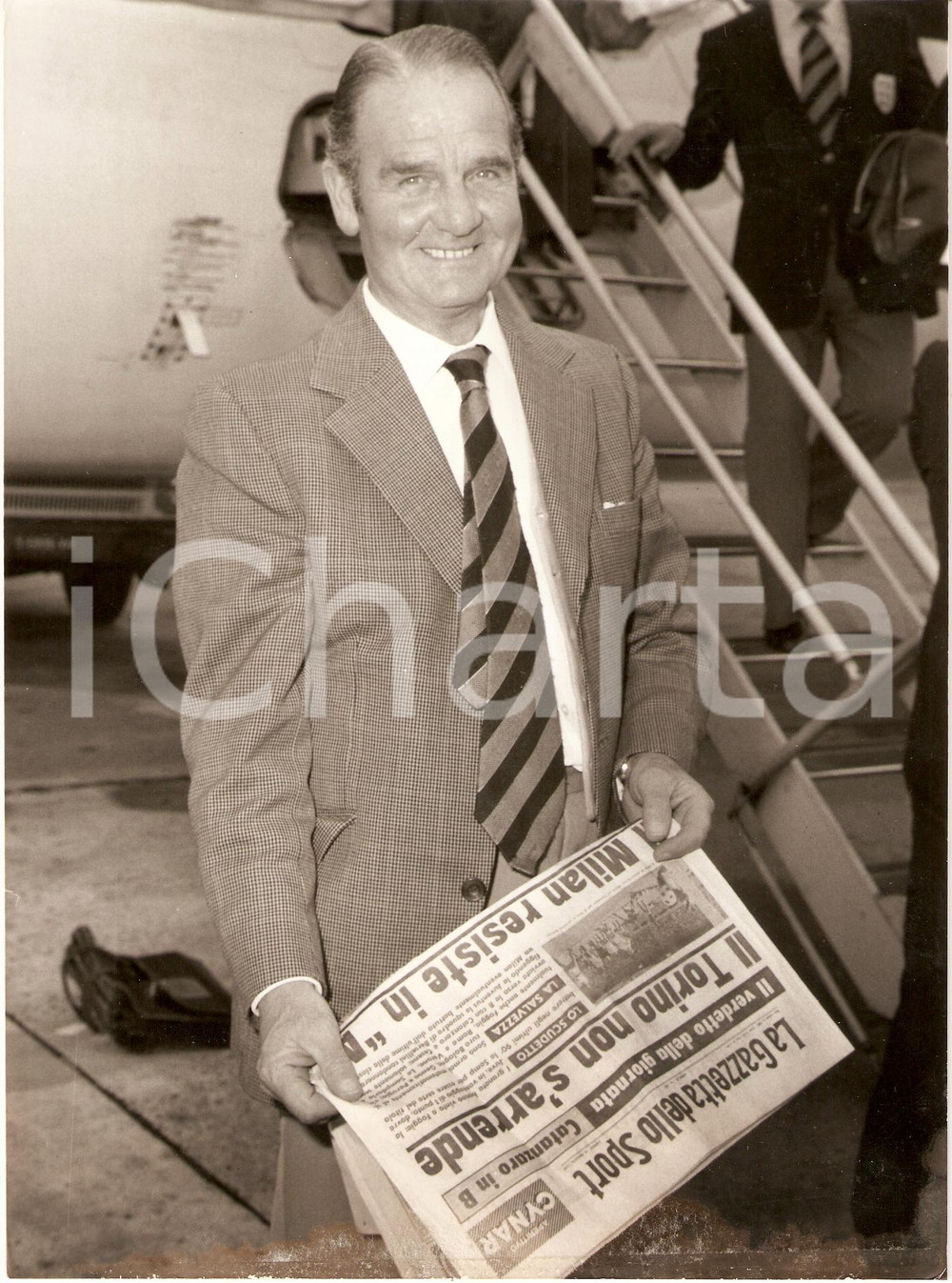 Fotografia d epoca originale 1975 circa INGHILTERRA Calcio Jesse CARVER legge GAZZETTA DELLO SPORT Fotografia 1