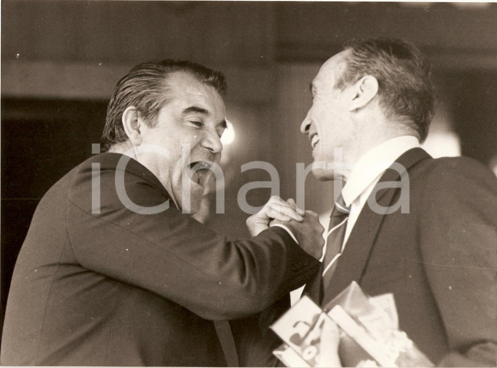 Fotografia d epoca originale 1980 TORINO Calcio il grande Enzo BEARZOT saluta Miljan MILJANIC Jugoslavia Foto 1