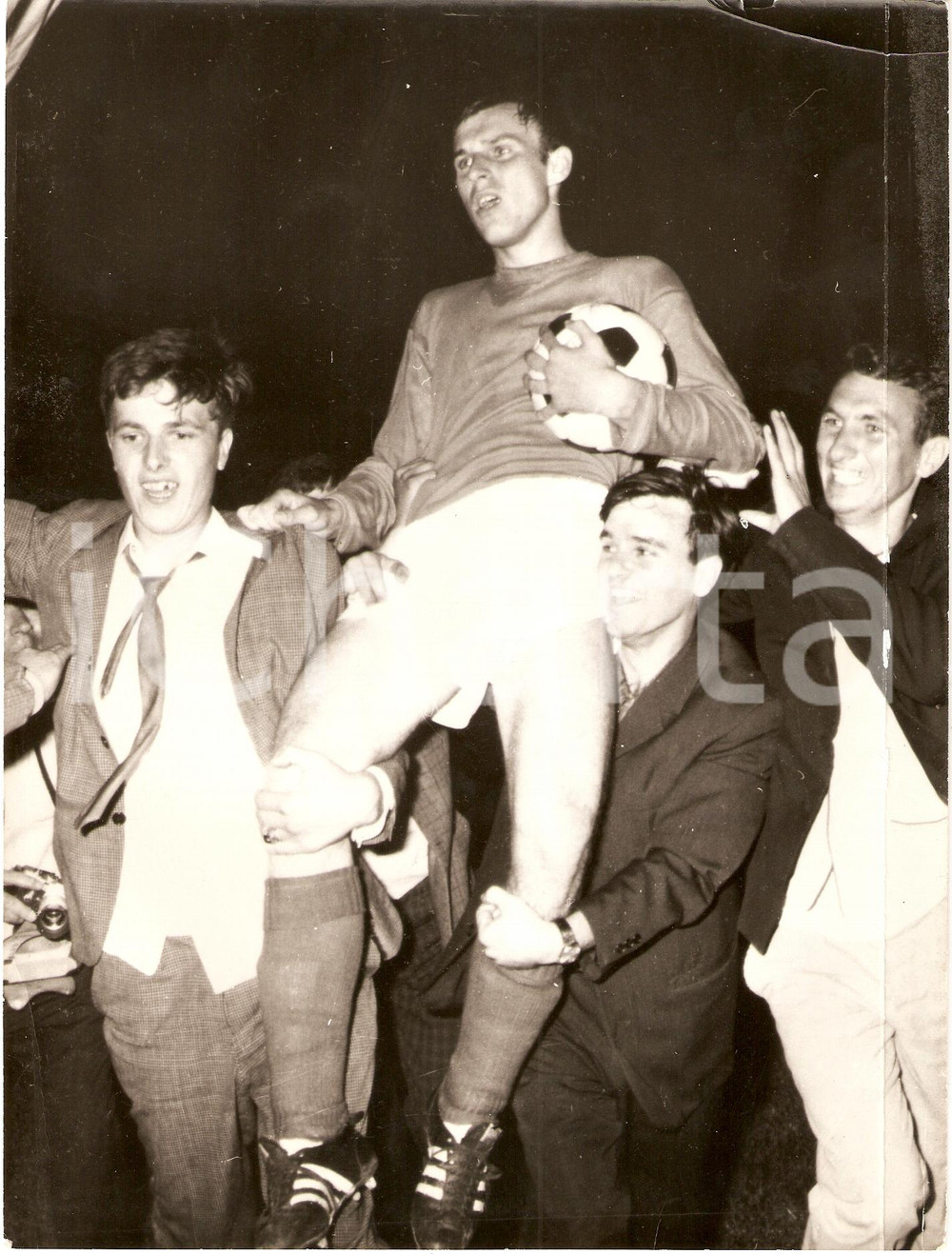 Fotografia d epoca originale 1965 circa JUGOSLAVIA Calcio Dragan DZAJIC festeggia vittoria Fotografia 1