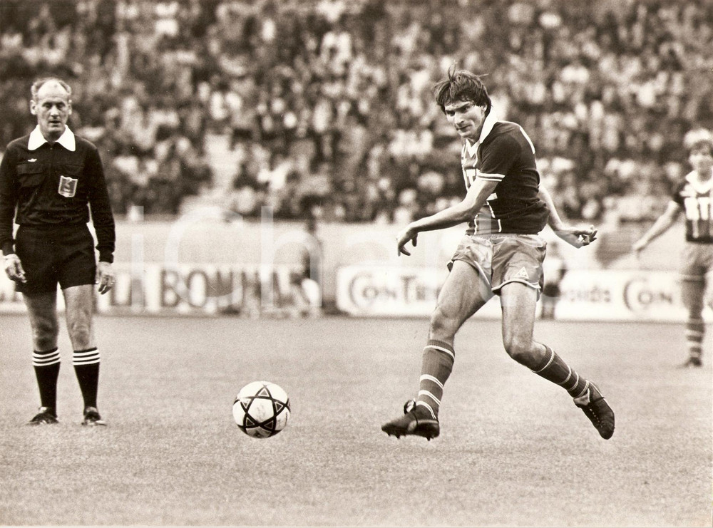 Fotografia d epoca originale 1981 FRANCIA Calcio PARIS SAINTGERMAIN Ivica SURJAK azione in campo Fotografia 1