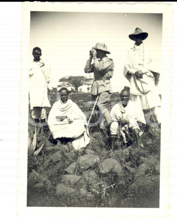 Fotografia d epoca originale 1936 AOI ETIOPIA Soldato italiano in esplorazione con indigeni abissini Foto 1