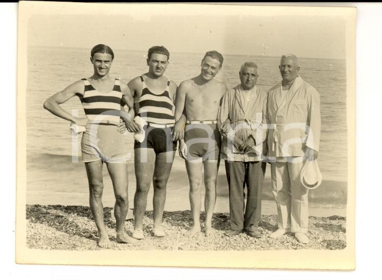 Fotografia d epoca originale 1932 LOANO SV Sacerdote don LEVA alla colonia marina ALESSANDRIA Foto 1