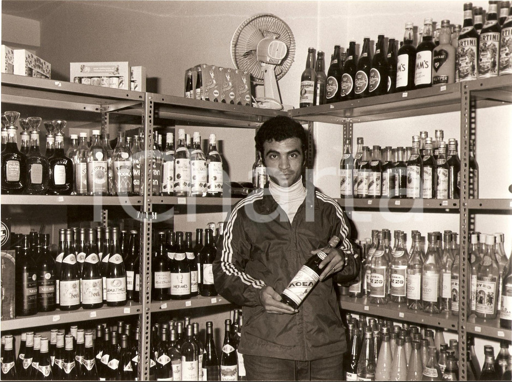 Fotografia d epoca originale 198O ca CIPRO Calcio Alexandros KANARI al negozio di famiglia Vino LOEL Foto 1