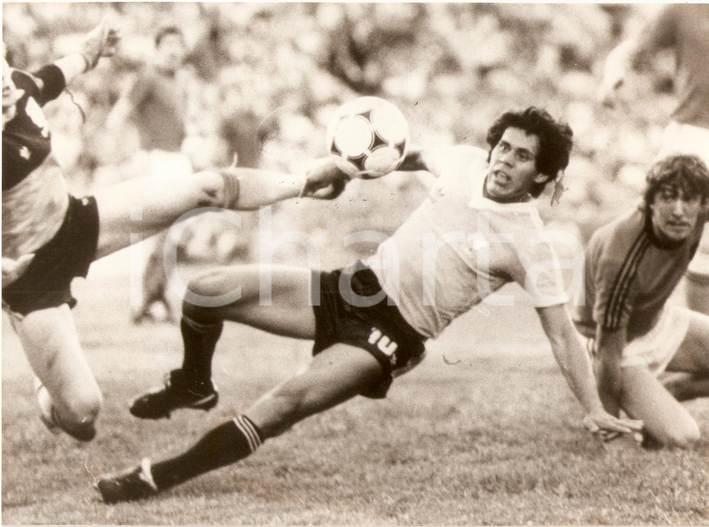 Fotografia d epoca originale 1980 ca URUGUAY Ruben PAZ scivolata Calcio Ritratto Fotografia 1