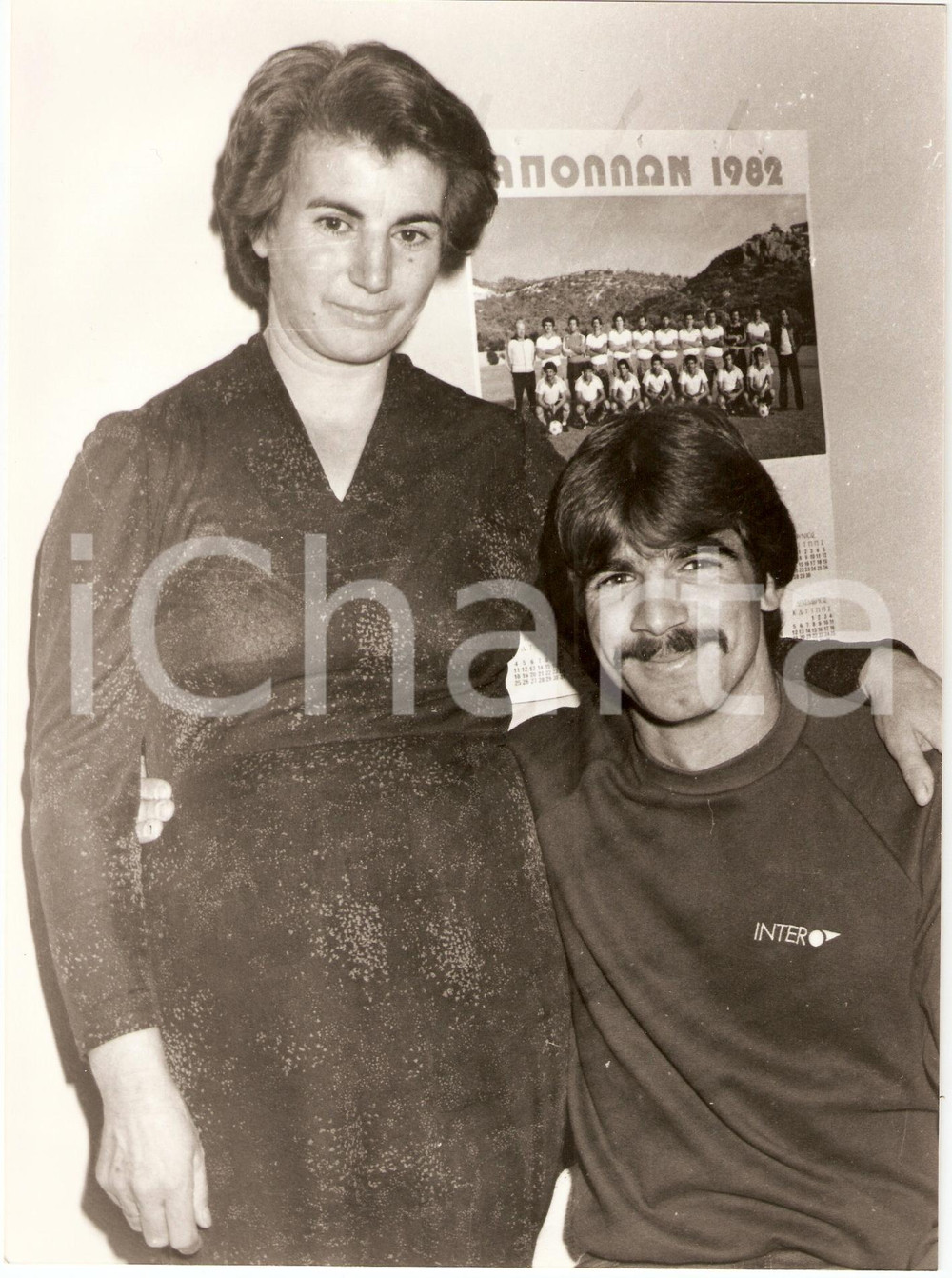 Fotografia d epoca originale 1982 MONDIALI Nazionale CIPRO Marios TSINGIS con la MAMMA Calcio Fotografia 1