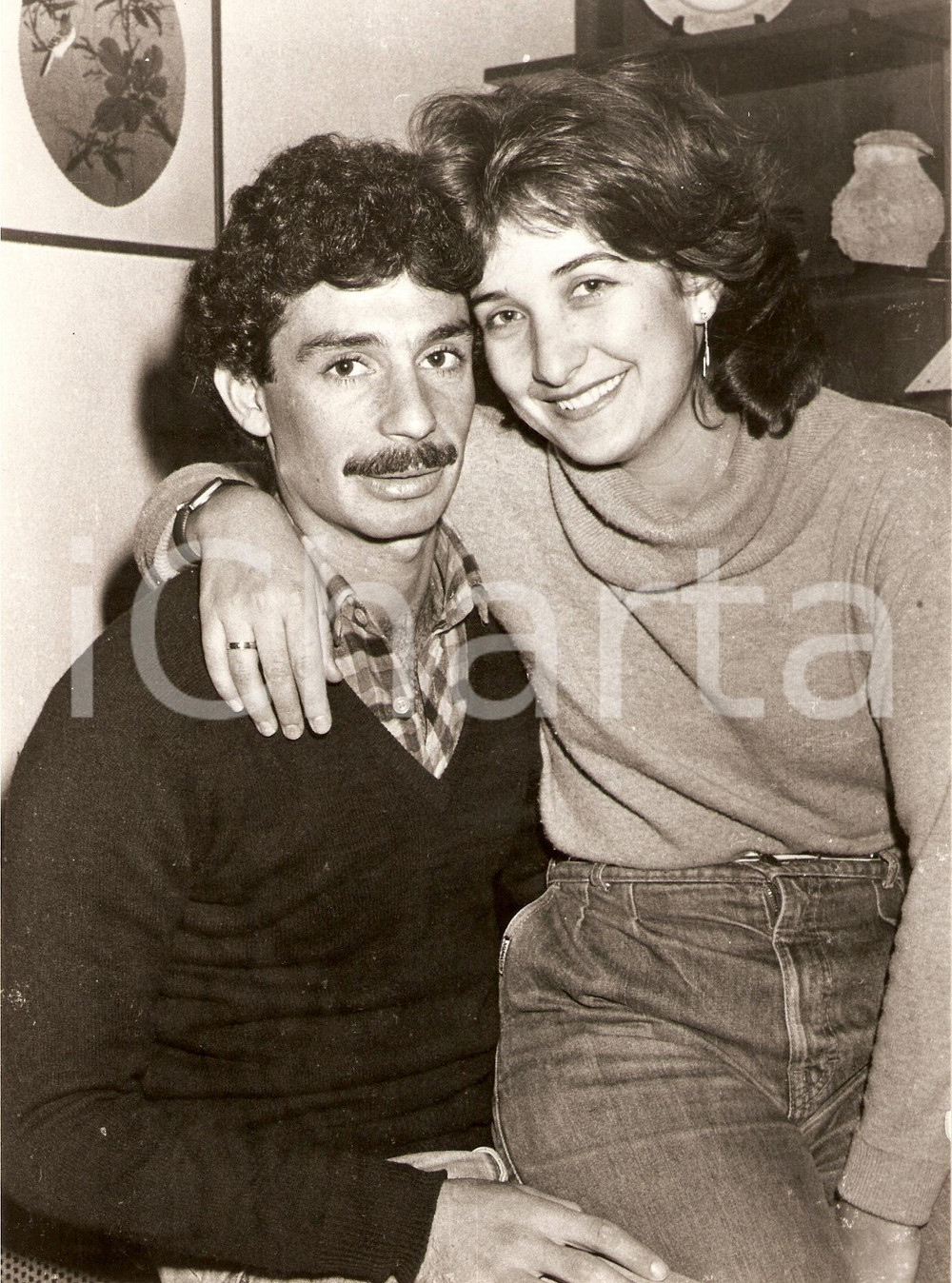 Fotografia d epoca originale 1982 MONDIALI Nazionale CIPRO Yannis YANGOUDAKIS con MOGLIE Calcio Fotografia 1