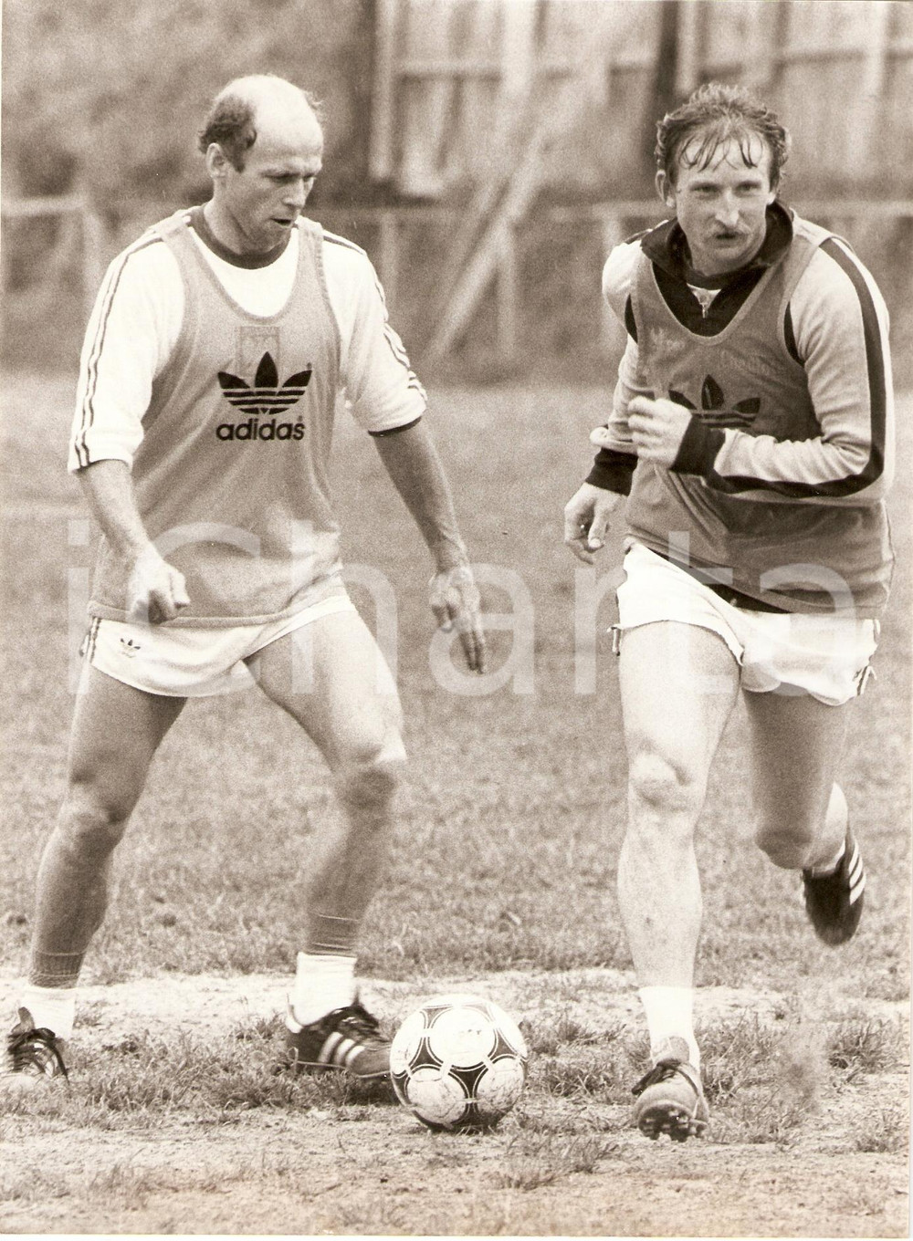 Fotografia d epoca originale 1982 POLONIA Calcio MONDIALI Grzegorz LATO Andrzej SZARMACH allenamento Foto 1