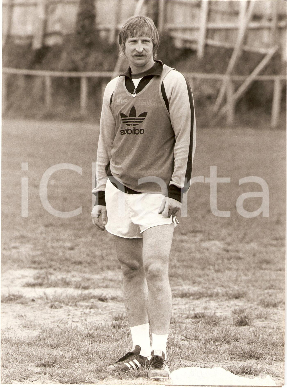 Fotografia d epoca originale 1982 POLONIA Calcio MONDIALI Andrzej SZARMACH allenamento ADIDAS Fotografia 1