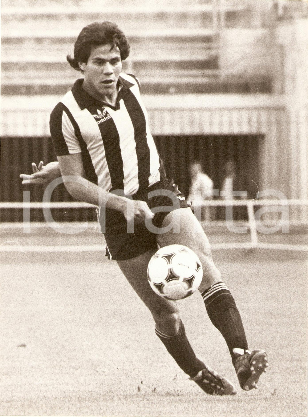 Fotografia d epoca originale 1980 ca URUGUAY Calcio Ruben PAZ durante allenamento ADIDAS Fotografia 1