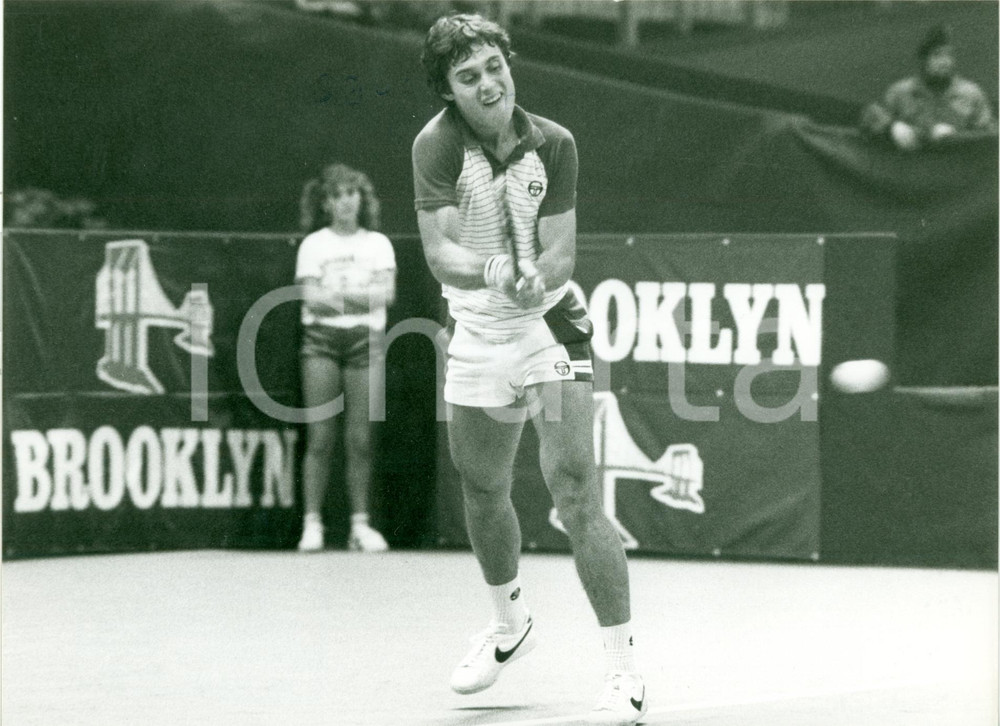 Fotografia d epoca originale 1980 ca TENNIS Gene MAYER durante un match Sponsor BROOKLYN Fotografia 1