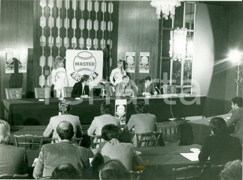 Fotografia d epoca originale 1980 MILANO Tennis Carlo DELLA VIDA a presentazione Master BROOKLYN Chewing Gum 1