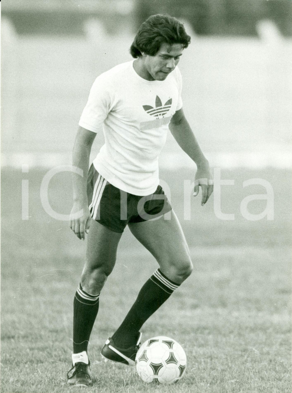 Fotografia d epoca originale 1980 ca URUGUAY Calcio Ruben PAZ si allena con maglietta ADIDAS Fotografia 1