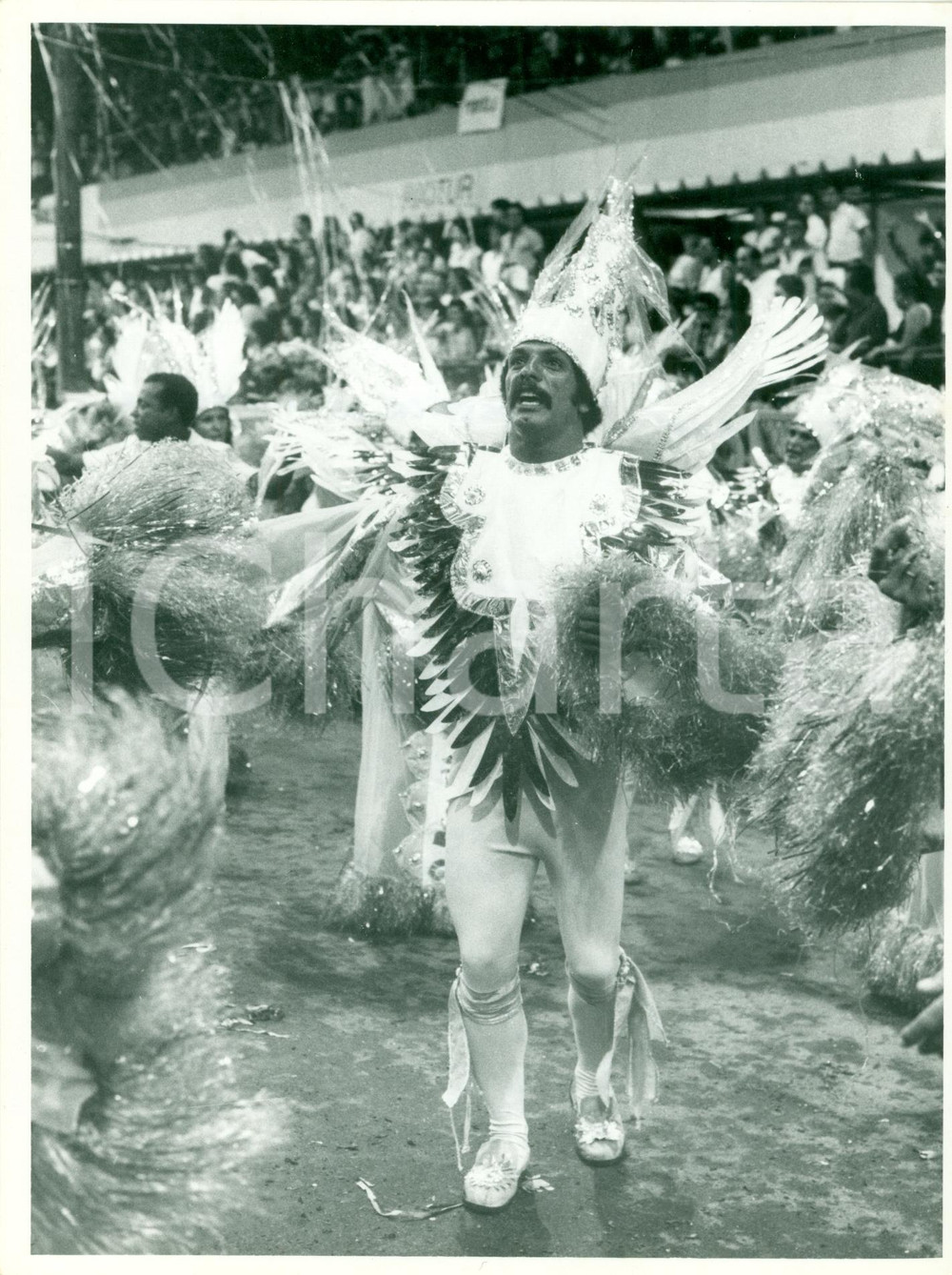Fotografia d epoca originale 1983 RIO DE JANEIRO Calcio Leovegildo JUNIOR sfilata Carnevale MANGUEIRA Foto 1