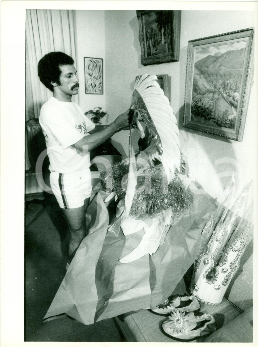 Fotografia d epoca originale 1983 RIO DE JANEIRO Leovegildo JUNIOR si prepara per CARNEVALE Foto 1