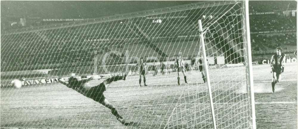 Fotografia d epoca originale 1973 URUGUAY Calcio PENAROL LIVERPOOL Ferdinando MORENA tira in rete Fotografia 1