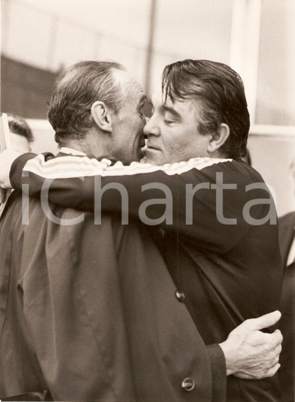 Fotografia d epoca originale 1980 TORINO Calcio il grande Enzo BEARZOT abbraccia Miljan MILJANIC Jugoslavia 1