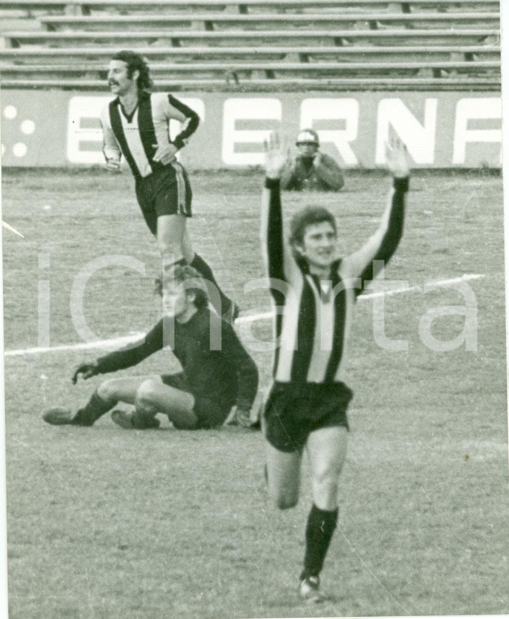 Fotografia d epoca originale 1973 URUGUAY Calcio Ferdinando MORENA esulta con maglia PENAROL Fotografia 1