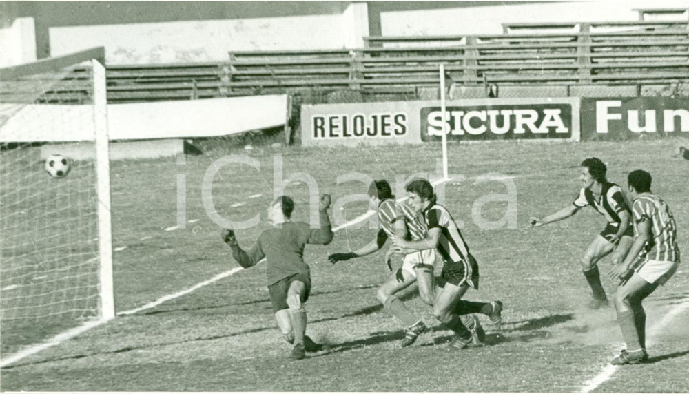 Fotografia d epoca originale 1973 URUGUAY Calcio Ferdinando MORENA tira in rete Fotografia 1