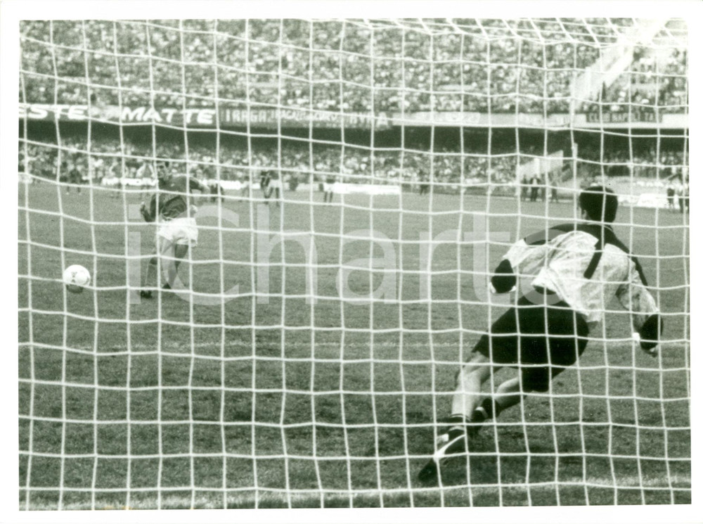 Fotografia d epoca originale 1989 NAPOLI Calcio UEFA Ciro FERRARA segna rigore vs SPORTING LISBONA Foto 1