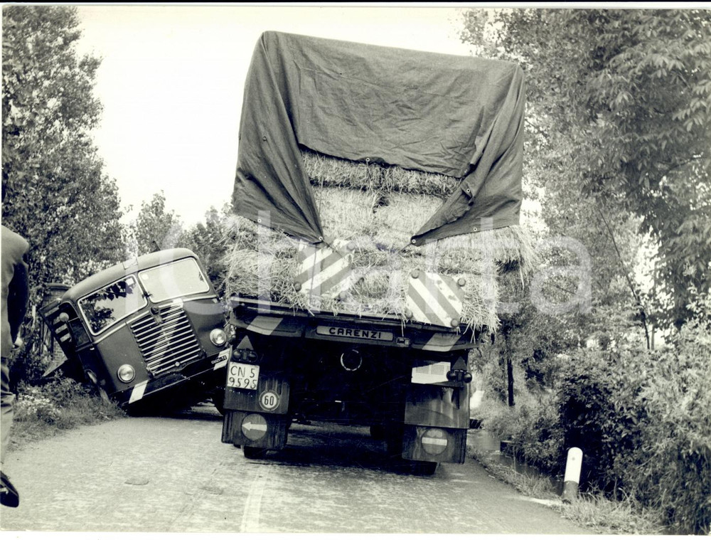 Fotografia d epoca originale 1960 ca TORINO Incidente camion CARENZI carico di paglia contro pullmino Foto 1