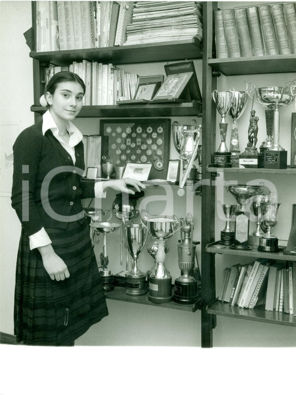 Fotografia d epoca originale 1980 ca TENNIS Campionessa Emanuela ZONI mostra trofei Fotografia 1