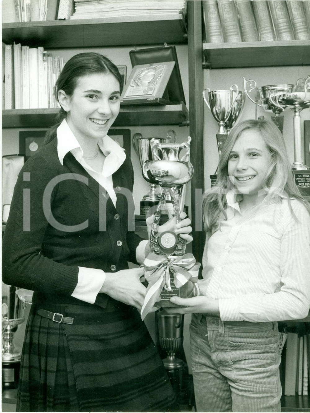Fotografia d epoca originale 1980 ca TENNIS Campionessa Emanuela ZONI mostra trofeo con la sorella FOTO 1