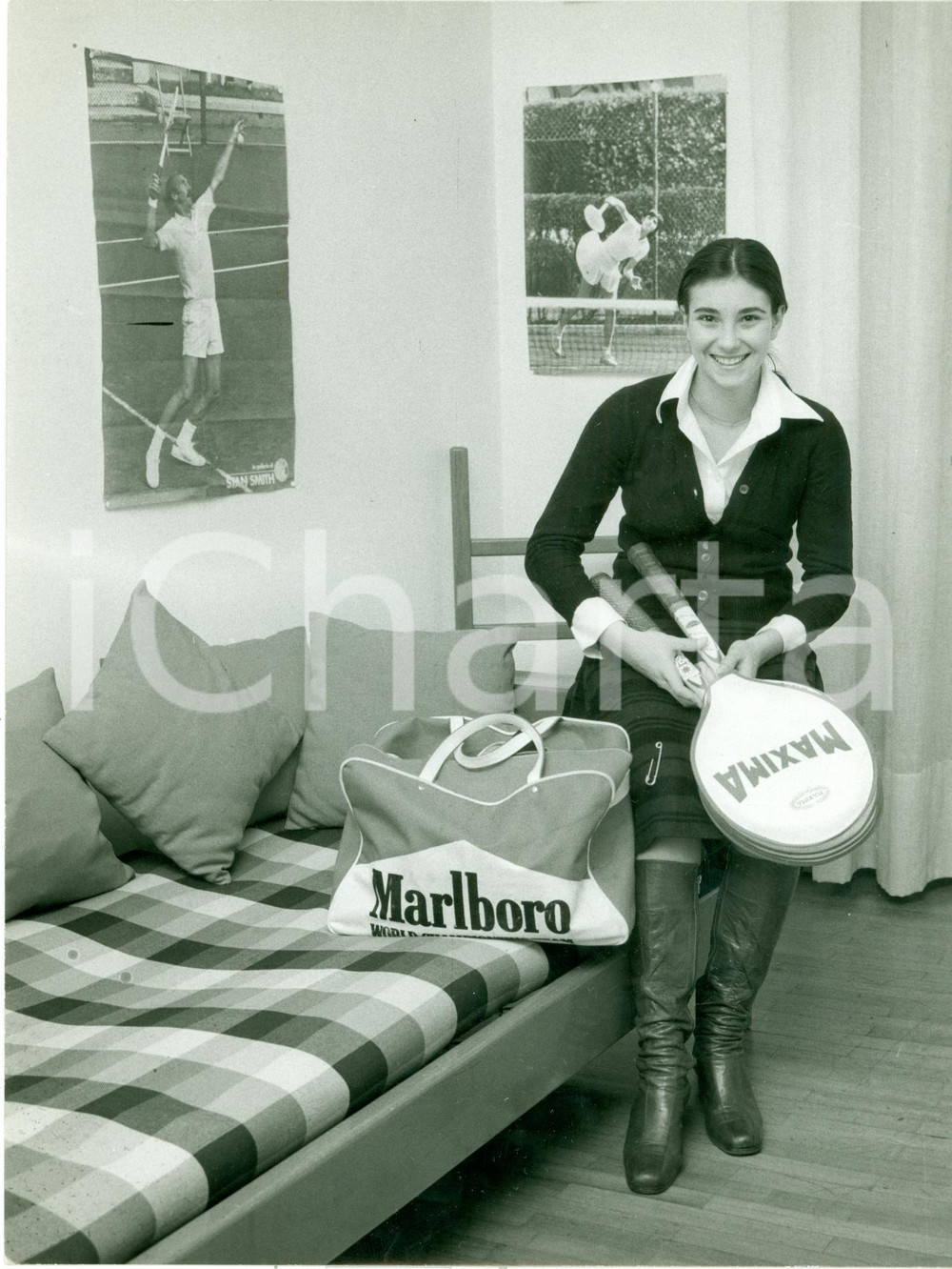 Fotografia d epoca originale 1980 ca TENNIS Ritratto Emanuela ZONI racchetta MAXIMA borsa MARLBORO Foto 1